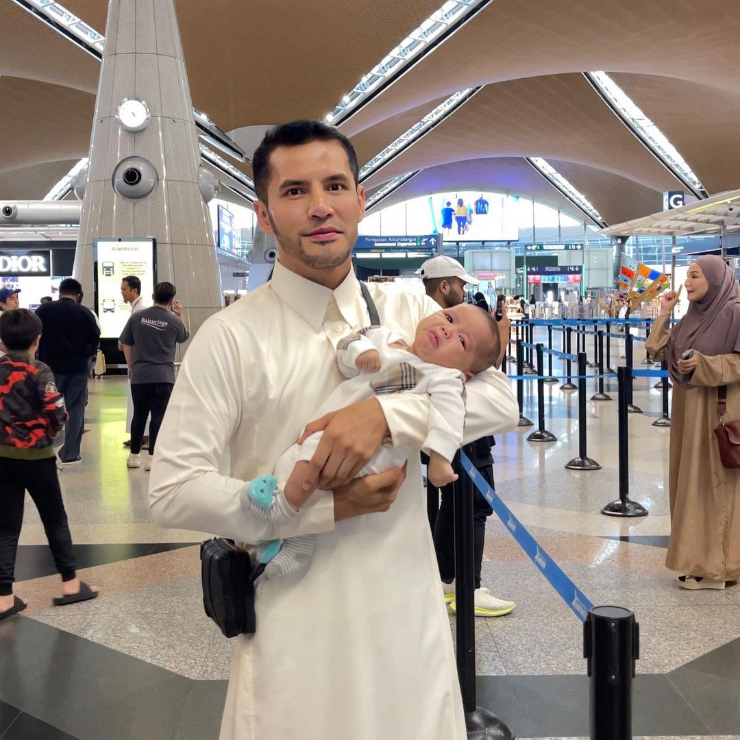 Aliff Syukri ke Tanah Suci bagi menunaikan ibadat haji bersama anak sulungnya. Tapi sampai-sampai sahaja di sana, dikatakan Aliff Syukri mengamuk dan hilang sabar pula. Apa cerita sebenarnya?