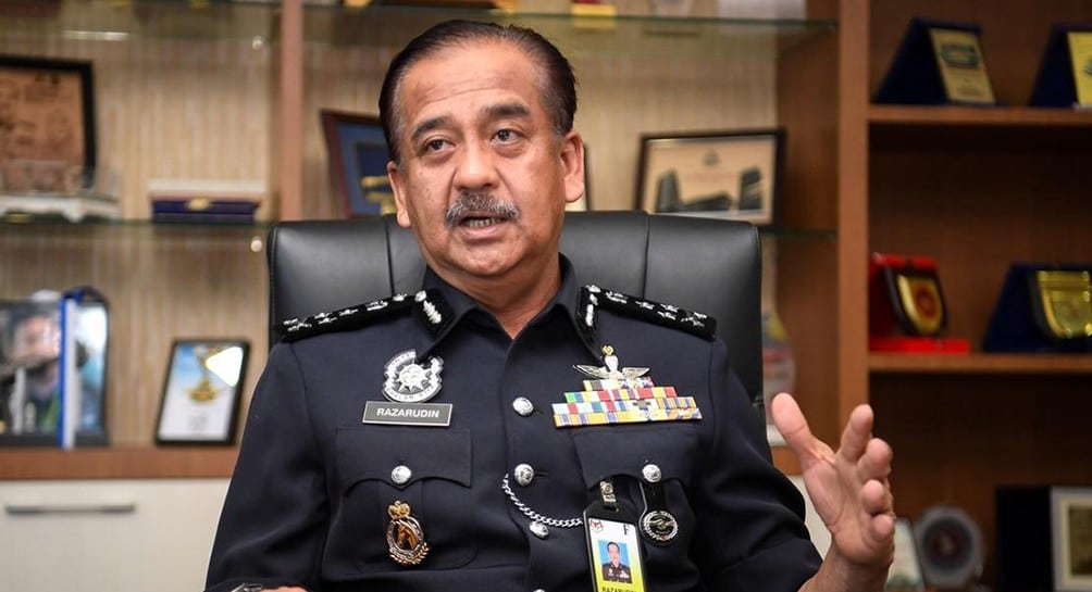 Ketua Polis Negara ditamatkan tugas lebih awal. Tak disangka-sangka, inilah pengganti Ketua Polis Negara yang baharu. Tiada angin tiada ribut, tiba-tiba negara dikejutkan dengan berita pertukaran Ketua Polis Negara. Tan Sri Razarudin Husain dilantik sebagai Ketua Polis Negara.