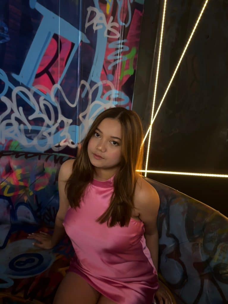 Leona sediakan borang permohonan untuk mencari teman lelaki. Dikatakan ramai jejaka mula cuba nasib