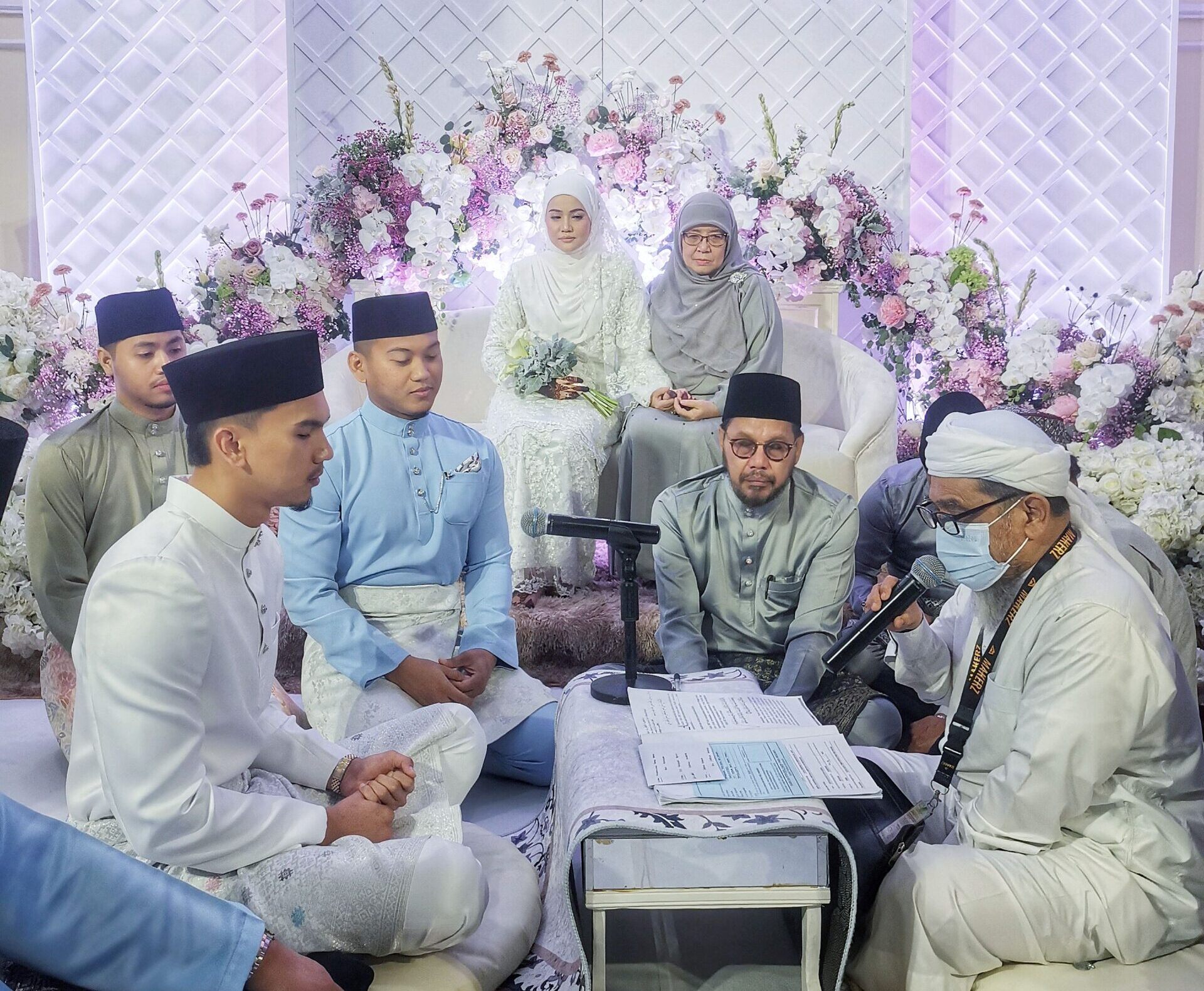 MK K-Clique tamat zaman bujang. Ini rupanya gadis yang menambat hatinya. Dikhabarkan pernikahan artis kacak MK K-Clique menyebabkan ramai gadis yang bersedih. Tapi bila dilihat latar belakang gadis yang dinikahinya, maka tak hairanlah kenapa MK boleh 'cair'.