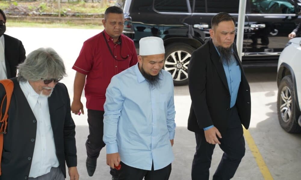 PANAS! Penyiasat jumpa bahan lucah dalam telefon Ebit Lew . Tengoklah apa yang ditemui. Lepas satu-satu pelbagai rahsia terbongkar melibatkan pendakwah Ebit Lew yang terkenal dengan drama air matanya.