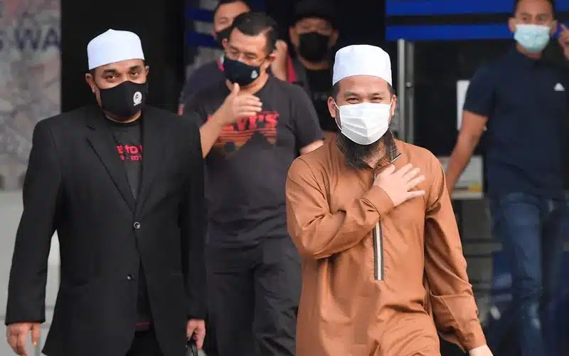 PANAS! Penyiasat jumpa bahan lucah dalam telefon Ebit Lew . Tengoklah apa yang ditemui. Lepas satu-satu pelbagai rahsia terbongkar melibatkan pendakwah Ebit Lew yang terkenal dengan drama air matanya.