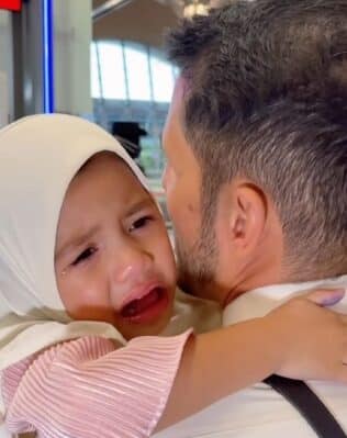 Selepas 15 tahun Aliff Syukri baru terbuka hati. Buat keputusan tinggalkan Malaysia bersama anak sulungnya. Usahawan kontroversi Datuk Aliff Syukri sebelum ini viral selepas menjual durian dengan harga murah hasil daripada ladang durian miliknya sendiri sehingga mendapat hasil jualan beribu ringgit dalam beberapa jam sahaja.