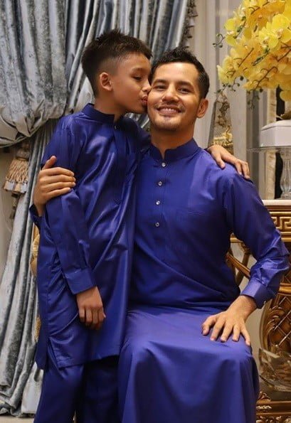 Selepas 15 tahun Aliff Syukri baru terbuka hati. Buat keputusan tinggalkan Malaysia bersama anak sulungnya. Usahawan kontroversi Datuk Aliff Syukri sebelum ini viral selepas menjual durian dengan harga murah hasil daripada ladang durian miliknya sendiri sehingga mendapat hasil jualan beribu ringgit dalam beberapa jam sahaja.