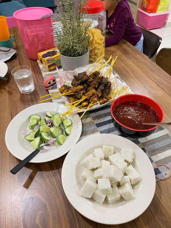 TERKEJUT! Beli satay 30 cucuk dengan harga lebih RM100. Satay yang dahulunya makanan rakyat marhain, kini mungkin sudah menjadi juadah kayangan apabila terpaksa membayar ratusan ringgit untuk beberapa cucuk satay sahaja. Bahan satay diimport dari atas langit agaknya tu.