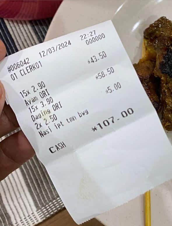 TERKEJUT! Beli satay 30 cucuk dengan harga lebih RM100. Satay yang dahulunya makanan rakyat marhain, kini mungkin sudah menjadi juadah kayangan apabila terpaksa membayar ratusan ringgit untuk beberapa cucuk satay sahaja. Bahan satay diimport dari atas langit agaknya tu.