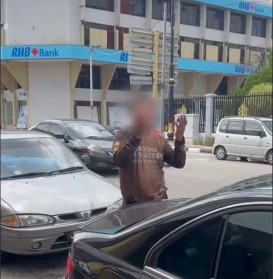 Tak boleh terima teguran, rider motor besar mendoakan peniaga kedai makan bankrap pula. Ini puncanya... Sudahlah buat salah, malah sombong pula. Mungkin itu gambaran yang sesuai untuk diberikan kepada seorang rider motorsikal berkuasa tinggi yang viral selepas mendoakan pemilik sebuah kedai supaya bankrap.