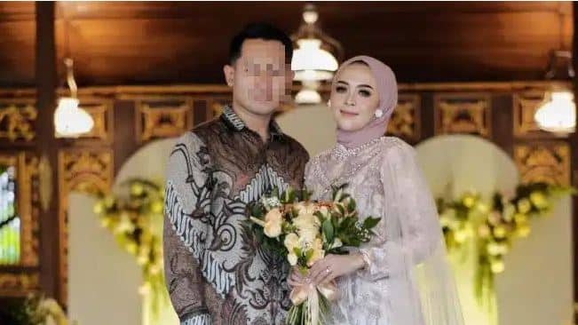 BFF rupanya skandal songsang suami, kantoi sering 'check in' bersama, siap jadi saksi perkahwinan. Melangsungkan majlis perkahwinan yang sangat mewah pada September 2022, siapa menduga Instafamous bernama Meylisa Zaara tidak menemui kebahagiaan berkekalan dengan pasangannya.