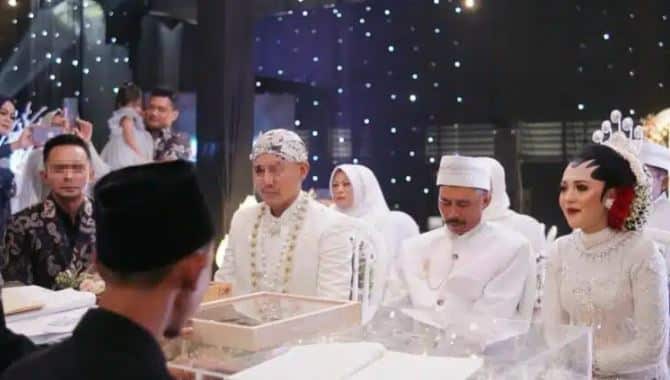 BFF rupanya skandal songsang suami, kantoi sering 'check in' bersama, siap jadi saksi perkahwinan. Melangsungkan majlis perkahwinan yang sangat mewah pada September 2022, siapa menduga Instafamous bernama Meylisa Zaara tidak menemui kebahagiaan berkekalan dengan pasangannya.