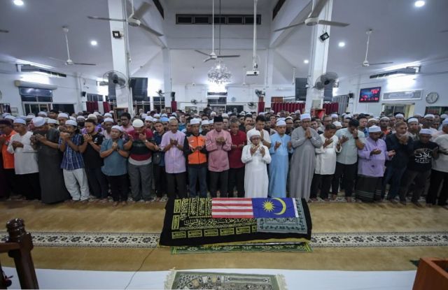 Bapa Rahmah Malaysia menghadap Ilahi, ramai rakyat menangis, Menu Rahmah paling diingati. Rata-rata rakyat meluahkan rasa hiba susulan pemergian Menteri Perdagangan Dalam Negeri dan Kos Sara Hidup, Datuk Seri Salahuddin Ayub ke negeri abadi pada malam tadi.