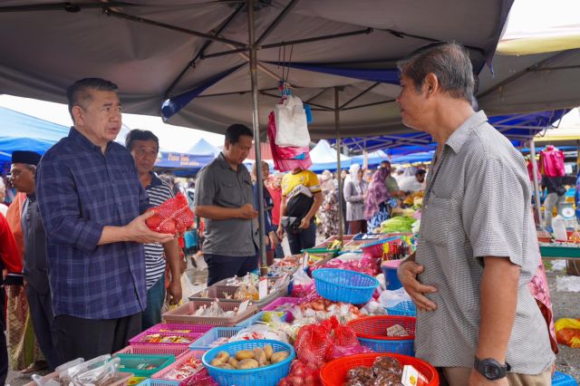 Bapa Rahmah Malaysia menghadap Ilahi, ramai rakyat menangis, Menu Rahmah paling diingati. Rata-rata rakyat meluahkan rasa hiba susulan pemergian Menteri Perdagangan Dalam Negeri dan Kos Sara Hidup, Datuk Seri Salahuddin Ayub ke negeri abadi pada malam tadi.