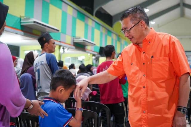 Bapa Rahmah Malaysia menghadap Ilahi, ramai rakyat menangis, Menu Rahmah paling diingati. Rata-rata rakyat meluahkan rasa hiba susulan pemergian Menteri Perdagangan Dalam Negeri dan Kos Sara Hidup, Datuk Seri Salahuddin Ayub ke negeri abadi pada malam tadi.