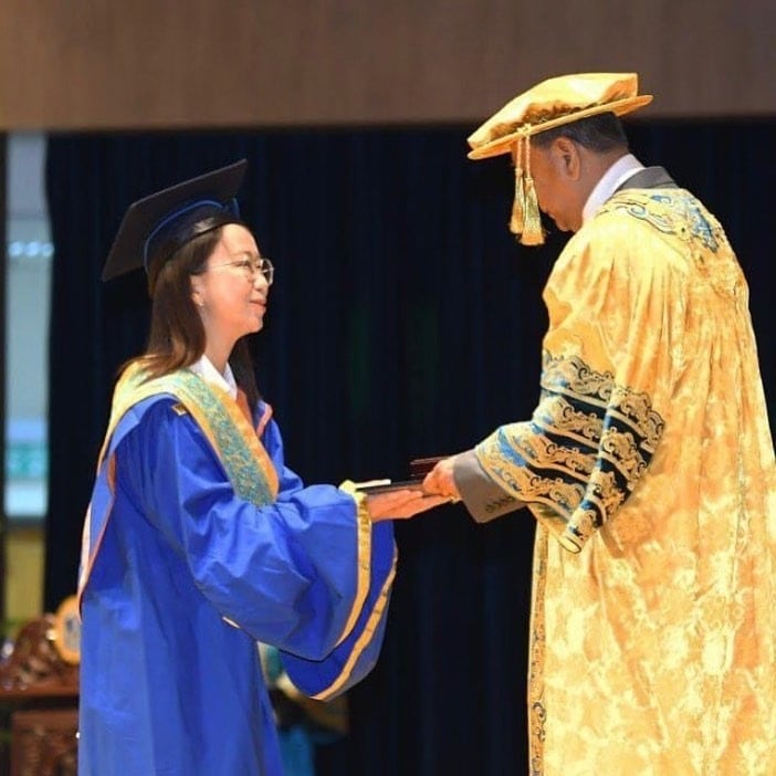 Baru tamat pengajian, bukan graduan luar negara pun, gadis ini dapat gaji RM11,000 sebulan. Seorang graduan Universiti Utara Malaysia (UUM), Wong Wei Jie yang baru saja menamatkan pengajiannya kini mendapat gaji bulanan sangat lumayan iaitu RM11,000 sebulan selepas diterima bekerja sebuah syarikat antarabangsa Denmark, Maersk Omnichannel Fulfilment yang berpangkalan di Singapura.