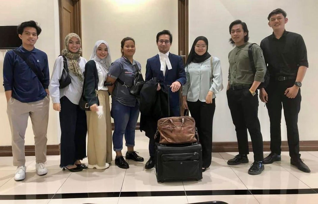 Biasa dengar pelajar ponteng, ini pelik bila guru ponteng, siap kena bayar RM90,000 kepada murid. Tiga pelajar yang memfailkan saman terhadap bekas guru bahasa Inggeris mereka di daerah Kota Belud utara Sabah kerana tidak hadir kelas selama tujuh bulan telah memenangi kes mereka di Mahkamah Tinggi Kota Kinabalu, Sabah. Hakim Leonard David Shim turut memerintahkan pelajar terbabit diberikan pampasan RM50,000 setiap seorang akibat trauma yang dialami mereka.