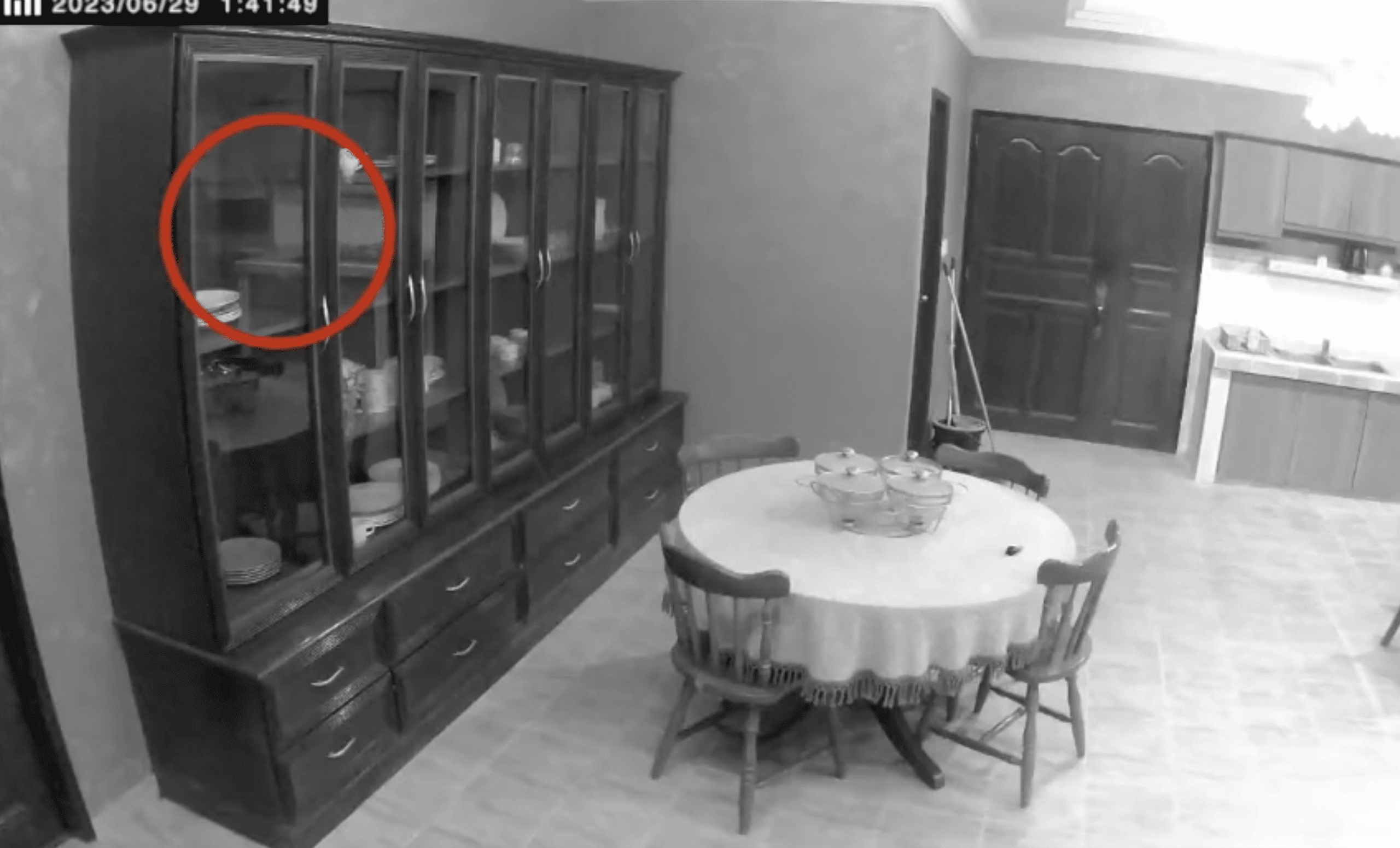 CCTV dedah anak patung gerak sendiri bikin tuan rumah cuak. Tidak dinafikan, ada di antara kita pasti akan cuak kalau berdepan dengan perkara yang menakutkan.
