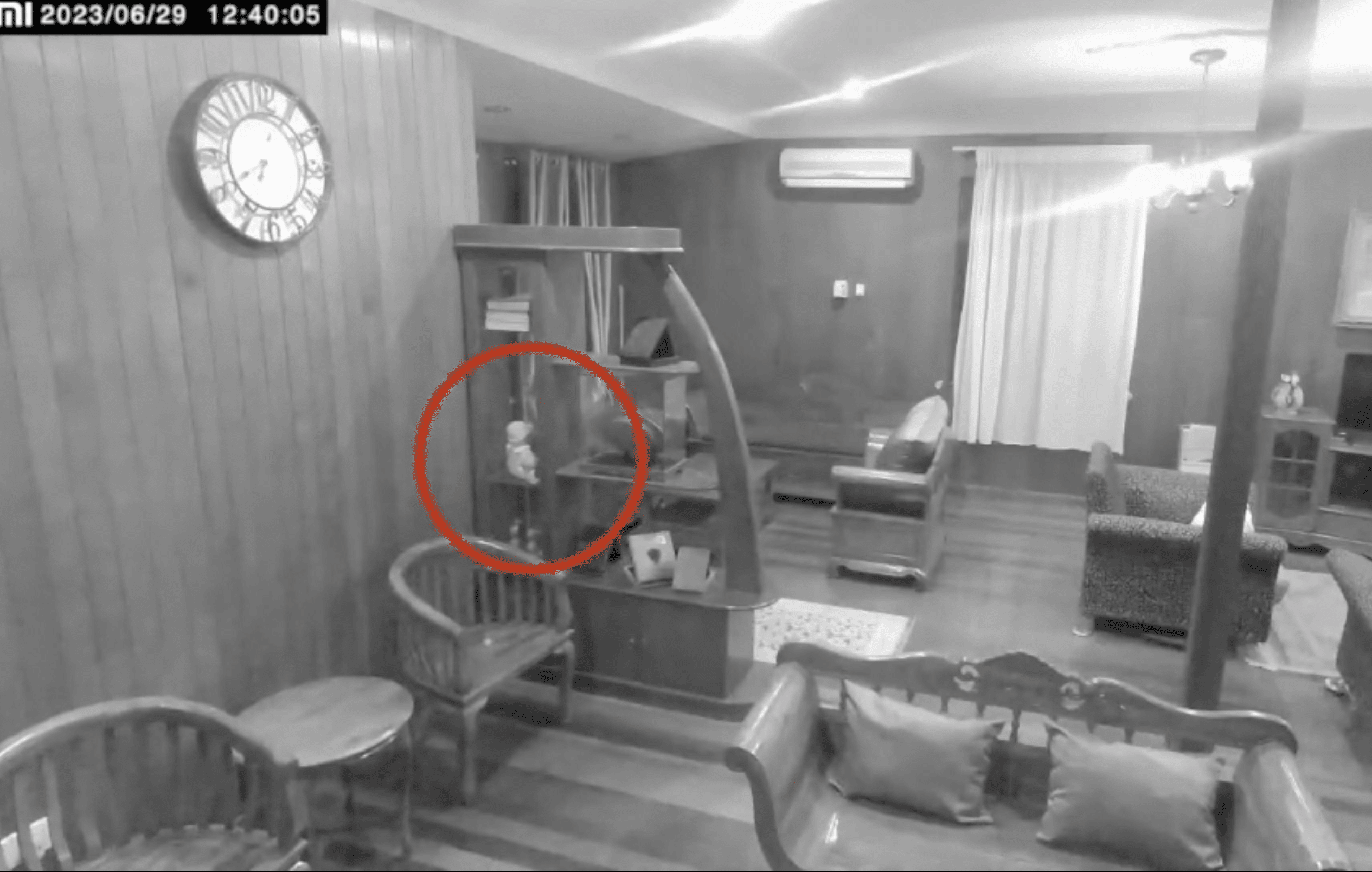 CCTV dedah anak patung gerak sendiri bikin tuan rumah cuak. Tidak dinafikan, ada di antara kita pasti akan cuak kalau berdepan dengan perkara yang menakutkan.