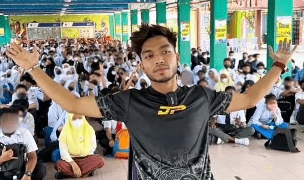 Ikon permotoran Haqiem Stopa kena cekup polis lagi, kali ini isu lain pulak. Macam ni Ikon Permotoran? Bosan katanya. Tapi itulah apa yang berlaku selepas Haqiem Stopa dilaporkan telah ditahan pihak polis dalam Op Samseng Jalanan di Jalan Pegawai.