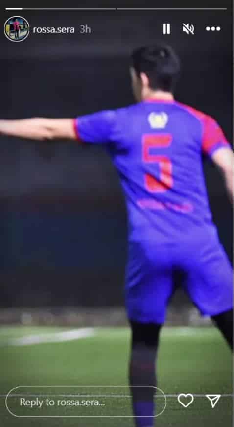 Ini rupanya wajah kekasih hati bekas isteri Shuk Sahar. Konflik rumah tangga pelawak Shuk Sahar bersama Rossa Sera akhirnya selesai selepas mereka sah bercerai talak satu pada 22 Mac lalu.Keputusan untuk berpisah itu diambil selepas mereka berbincang cara baik sebaik pulang dari mengerjakan ibadah umrah.Terbaru, bekas isteri pelawak itu mengundang reaksi positif netizen apabila berkongsi video seakan memberi bayangan sudah mempunyai kekasih hati.