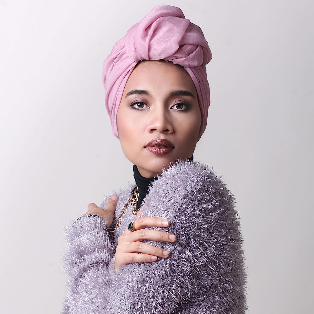 Ini senarai artis wanita popular kategori 'beauty with brain' yang ramai tak tahu. Perasan tak masyarakat kita masih gemar meletakkan label terhadap selebriti tempatan terutamanya artis wanita sebagai tidak berpelajaran tinggi malah ia seperti sudah menjadi satu kebiasaan! Kononnya artis tidak perlu belajar tinggi-tinggi untuk berjaya dan cukup sekadar 'menjual' wajah dalam mengecap populariti dan latar belakang pendidikan mereka bukan perkara penting. 10 selebriti wanita yang mempunyai latar belakang pendidikan mengagumkan!