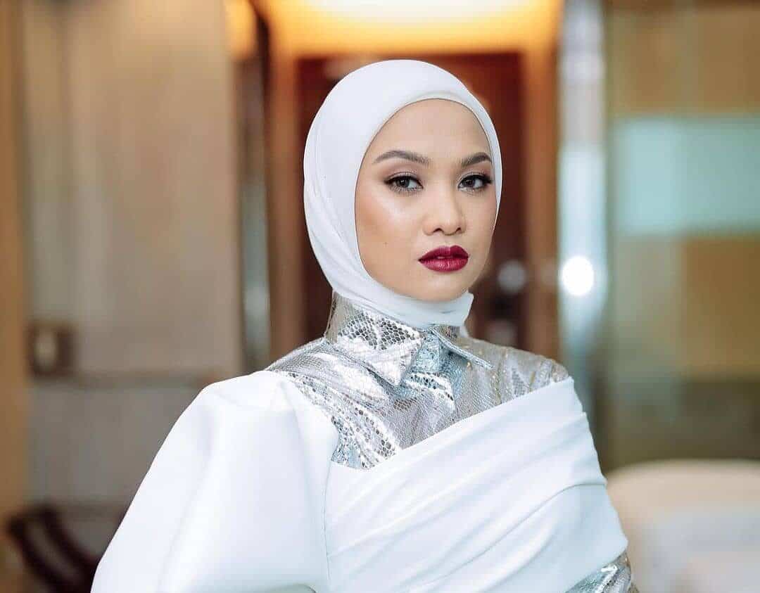 Ini senarai artis wanita popular kategori 'beauty with brain' yang ramai tak tahu. Perasan tak masyarakat kita masih gemar meletakkan label terhadap selebriti tempatan terutamanya artis wanita sebagai tidak berpelajaran tinggi malah ia seperti sudah menjadi satu kebiasaan! Kononnya artis tidak perlu belajar tinggi-tinggi untuk berjaya dan cukup sekadar 'menjual' wajah dalam mengecap populariti dan latar belakang pendidikan mereka bukan perkara penting. 10 selebriti wanita yang mempunyai latar belakang pendidikan mengagumkan!