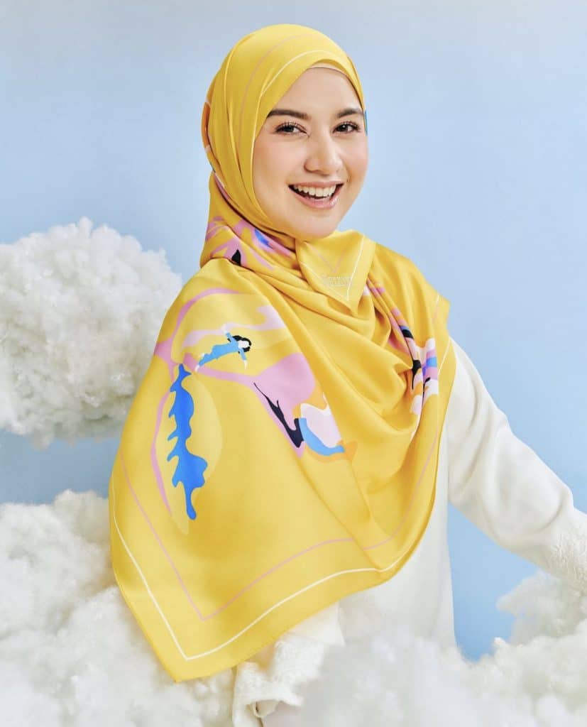 Ini senarai artis wanita popular kategori 'beauty with brain' yang ramai tak tahu. Perasan tak masyarakat kita masih gemar meletakkan label terhadap selebriti tempatan terutamanya artis wanita sebagai tidak berpelajaran tinggi malah ia seperti sudah menjadi satu kebiasaan! Kononnya artis tidak perlu belajar tinggi-tinggi untuk berjaya dan cukup sekadar 'menjual' wajah dalam mengecap populariti dan latar belakang pendidikan mereka bukan perkara penting. 10 selebriti wanita yang mempunyai latar belakang pendidikan mengagumkan!