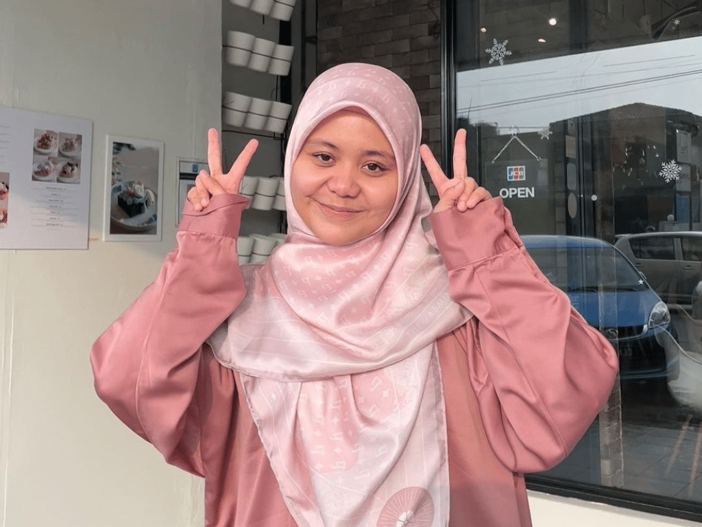 Ini senarai artis wanita popular kategori 'beauty with brain' yang ramai tak tahu. Perasan tak masyarakat kita masih gemar meletakkan label terhadap selebriti tempatan terutamanya artis wanita sebagai tidak berpelajaran tinggi malah ia seperti sudah menjadi satu kebiasaan! Kononnya artis tidak perlu belajar tinggi-tinggi untuk berjaya dan cukup sekadar 'menjual' wajah dalam mengecap populariti dan latar belakang pendidikan mereka bukan perkara penting. 10 selebriti wanita yang mempunyai latar belakang pendidikan mengagumkan!