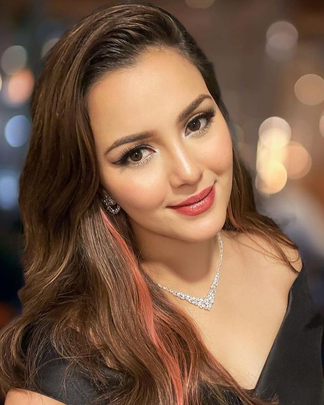 Ini senarai artis wanita popular kategori 'beauty with brain' yang ramai tak tahu. Perasan tak masyarakat kita masih gemar meletakkan label terhadap selebriti tempatan terutamanya artis wanita sebagai tidak berpelajaran tinggi malah ia seperti sudah menjadi satu kebiasaan! Kononnya artis tidak perlu belajar tinggi-tinggi untuk berjaya dan cukup sekadar 'menjual' wajah dalam mengecap populariti dan latar belakang pendidikan mereka bukan perkara penting. 10 selebriti wanita yang mempunyai latar belakang pendidikan mengagumkan!