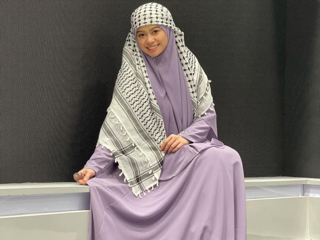 Ini senarai artis wanita popular kategori 'beauty with brain' yang ramai tak tahu. Perasan tak masyarakat kita masih gemar meletakkan label terhadap selebriti tempatan terutamanya artis wanita sebagai tidak berpelajaran tinggi malah ia seperti sudah menjadi satu kebiasaan! Kononnya artis tidak perlu belajar tinggi-tinggi untuk berjaya dan cukup sekadar 'menjual' wajah dalam mengecap populariti dan latar belakang pendidikan mereka bukan perkara penting. 10 selebriti wanita yang mempunyai latar belakang pendidikan mengagumkan!