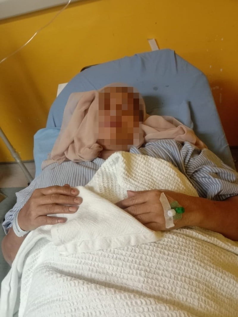 Kejam sungguh, dah lah kedai dibakar, muka pula disimbah asid. Sepasang suami isteri mengalami kecederaan pada bahagian mata dan badan selepas didakwa disimbah asid oleh seorang individu tidak dikenali dalam kejadian di pintu lif di sebuah pangsapuri di Batu Caves, Selangor.