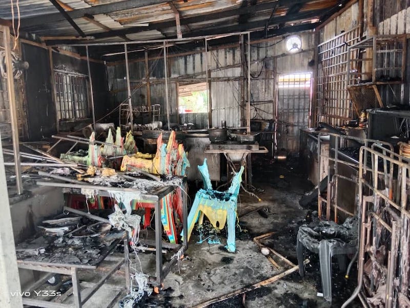 Kejam sungguh, dah lah kedai dibakar, muka pula disimbah asid. Sepasang suami isteri mengalami kecederaan pada bahagian mata dan badan selepas didakwa disimbah asid oleh seorang individu tidak dikenali dalam kejadian di pintu lif di sebuah pangsapuri di Batu Caves, Selangor.