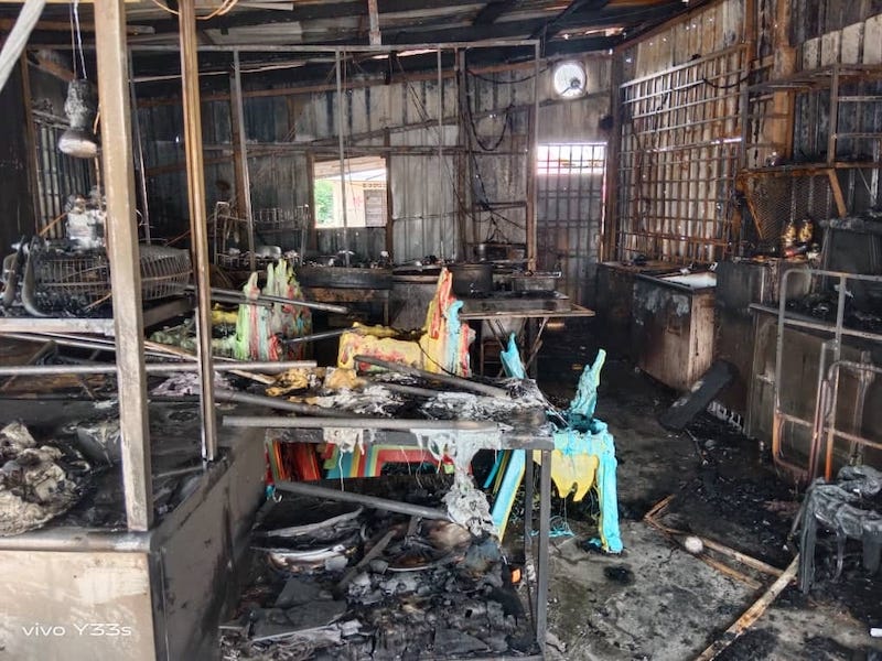 Kejam sungguh, dah lah kedai dibakar, muka pula disimbah asid. Sepasang suami isteri mengalami kecederaan pada bahagian mata dan badan selepas didakwa disimbah asid oleh seorang individu tidak dikenali dalam kejadian di pintu lif di sebuah pangsapuri di Batu Caves, Selangor.