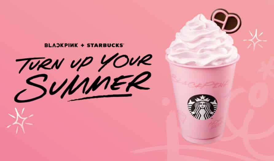 Koleksi terbaru kolaborasi Blackpink+Starbucks buat peminat tak senang duduk. 'Rare' sangat! Sebut sahaja nama kumpulan terkenal dunia Blackpink, pasti ramai yang mengenali mereka dengan lagu dan tarian yang menjadi aras kumpulan Korean-Pop (K-POP).Kali ini mereka mengejutkan peminat dengan kolaborasi bersama jenama minuman antarabangsa, Starbucks. Jom kita tengok apa yang menarik untuk kolaborasi Blackpink + Starbucks ini.Koleksi Blackpink + Starbucks Dapat Rebutan Hangat, Minuman Blackpink Strawberry Choco Frappucio Jadi Igauan