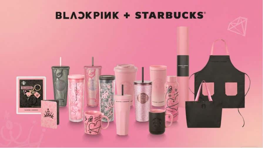 Koleksi terbaru kolaborasi Blackpink+Starbucks buat peminat tak senang duduk. 'Rare' sangat! Sebut sahaja nama kumpulan terkenal dunia Blackpink, pasti ramai yang mengenali mereka dengan lagu dan tarian yang menjadi aras kumpulan Korean-Pop (K-POP).Kali ini mereka mengejutkan peminat dengan kolaborasi bersama jenama minuman antarabangsa, Starbucks. Jom kita tengok apa yang menarik untuk kolaborasi Blackpink + Starbucks ini.Koleksi Blackpink + Starbucks Dapat Rebutan Hangat, Minuman Blackpink Strawberry Choco Frappucio Jadi Igauan