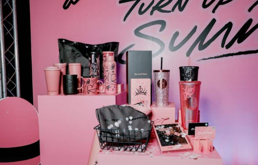Koleksi terbaru kolaborasi Blackpink+Starbucks buat peminat tak senang duduk. 'Rare' sangat! Sebut sahaja nama kumpulan terkenal dunia Blackpink, pasti ramai yang mengenali mereka dengan lagu dan tarian yang menjadi aras kumpulan Korean-Pop (K-POP).Kali ini mereka mengejutkan peminat dengan kolaborasi bersama jenama minuman antarabangsa, Starbucks. Jom kita tengok apa yang menarik untuk kolaborasi Blackpink + Starbucks ini.Koleksi Blackpink + Starbucks Dapat Rebutan Hangat, Minuman Blackpink Strawberry Choco Frappucio Jadi Igauan