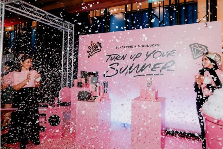 Koleksi terbaru kolaborasi Blackpink+Starbucks buat peminat tak senang duduk. 'Rare' sangat! Sebut sahaja nama kumpulan terkenal dunia Blackpink, pasti ramai yang mengenali mereka dengan lagu dan tarian yang menjadi aras kumpulan Korean-Pop (K-POP).