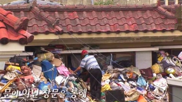 Kumpul sampah sama tinggi rumah dua tingkat, alasan diberikan sangatlah pelik. Seorang bapa di Seoul, Korea Selatan, sanggup kumpul sampah sejak 10 tahun lamanya demi masa depan anak bujangnya yang berusia dalam lingkungan 40-an, lapor laman berita Oddity Central 23 Julai 2021. Anaknya yang tidak pernah keluar berkerja gemar menghabiskan masa di dalam rumah dan jarang sekali keluar membuatkan lelaki ini bimbang jika suatu hari kelak anaknya tidak mampu meneruskan hidup tanpa dia dan isterinya. Choi, 75, dari wilayah Gwangju mengubah kediaman dua tingkatnya menjadi pusat pengumpulan sampah yang dikutip daripada tong-tong sampah dan sampah yang dibuang di tepi jalan.