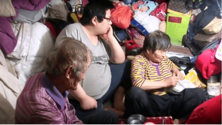 Kumpul sampah sama tinggi rumah dua tingkat, alasan diberikan sangatlah pelik. Seorang bapa di Seoul, Korea Selatan, sanggup kumpul sampah sejak 10 tahun lamanya demi masa depan anak bujangnya yang berusia dalam lingkungan 40-an, lapor laman berita Oddity Central 23 Julai 2021. Anaknya yang tidak pernah keluar berkerja gemar menghabiskan masa di dalam rumah dan jarang sekali keluar membuatkan lelaki ini bimbang jika suatu hari kelak anaknya tidak mampu meneruskan hidup tanpa dia dan isterinya. Choi, 75, dari wilayah Gwangju mengubah kediaman dua tingkatnya menjadi pusat pengumpulan sampah yang dikutip daripada tong-tong sampah dan sampah yang dibuang di tepi jalan.