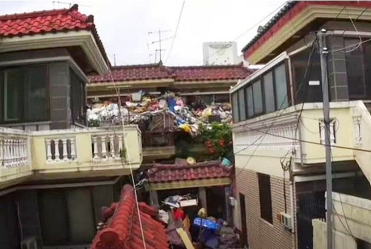 Kumpul sampah sama tinggi rumah dua tingkat, alasan diberikan sangatlah pelik. Seorang bapa di Seoul, Korea Selatan, sanggup kumpul sampah sejak 10 tahun lamanya demi masa depan anak bujangnya yang berusia dalam lingkungan 40-an, lapor laman berita Oddity Central 23 Julai 2021. Anaknya yang tidak pernah keluar berkerja gemar menghabiskan masa di dalam rumah dan jarang sekali keluar membuatkan lelaki ini bimbang jika suatu hari kelak anaknya tidak mampu meneruskan hidup tanpa dia dan isterinya. Choi, 75, dari wilayah Gwangju mengubah kediaman dua tingkatnya menjadi pusat pengumpulan sampah yang dikutip daripada tong-tong sampah dan sampah yang dibuang di tepi jalan.