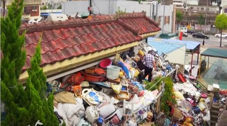 Kumpul sampah sama tinggi rumah dua tingkat, alasan diberikan sangatlah pelik. Seorang bapa di Seoul, Korea Selatan, sanggup kumpul sampah sejak 10 tahun lamanya demi masa depan anak bujangnya yang berusia dalam lingkungan 40-an, lapor laman berita Oddity Central 23 Julai 2021. Anaknya yang tidak pernah keluar berkerja gemar menghabiskan masa di dalam rumah dan jarang sekali keluar membuatkan lelaki ini bimbang jika suatu hari kelak anaknya tidak mampu meneruskan hidup tanpa dia dan isterinya. Choi, 75, dari wilayah Gwangju mengubah kediaman dua tingkatnya menjadi pusat pengumpulan sampah yang dikutip daripada tong-tong sampah dan sampah yang dibuang di tepi jalan.