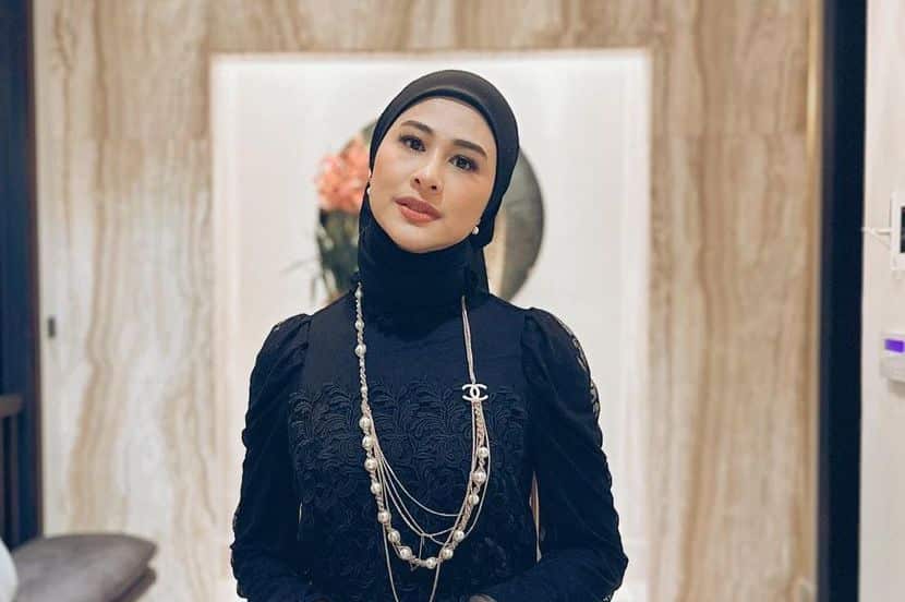 Lama Fouziah Gous sepi, rupanya ada bisnes baru. Siap kena tuduh 'cuci duit'. PELAKON dan pengacara, Datin Fouziah Gous menyangkal dakwaan terlibat dengan sebarang unsur penggubahan wang haram dalam perniagaan seperti yang dikatakan oleh netizen malah turut dikaitkan dengan selebriti lain.