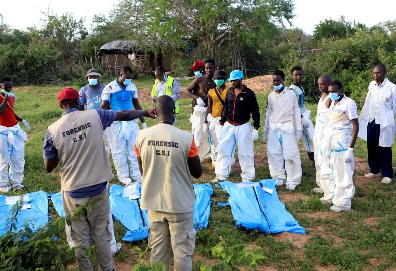 Lebih 400 mati 'termakan' sembang Mackenzie, rupanya ini punca mereka termasuk budak sanggup berlapar. Lebih 400 mati 'termakan' sembang Mackenzie, rupanya ini punca mereka termasuk budak sanggup berlapar. Angka kematian berpunca daripada kebuluran akibat kultus di Kenya mencecah 403 orang selepas 12 lagi mayat ditemukan di Kilifi County di tenggara negara itu, lapor Sputnik memetik media tempatan pada 17 Julai lalu.