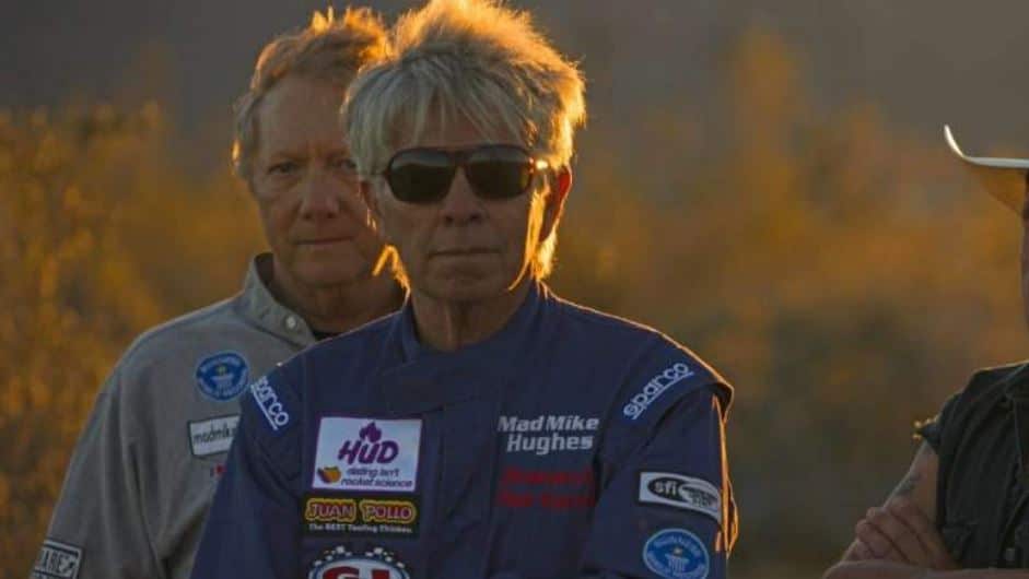 Lelaki tua ini terbunuh, roket menjunam ke bumi, geng teori bumi rata wajib insaf. Pada Disember 2019, berbekalkan keyakinan dan kemajuannya dalam roket buatan sendiri, "Mad" Mike Hughes berfantasi tentang ketika mana dia menunjukkan kepada manusia bahawa kita sebenarnya tinggal di atas Bumi yang rata. Rancangannya adalah untuk cuba terbang dengan ketinggian beberapa kilometer dalam sebuah belon, kemudiannya melancarkan roket ke garisan Karman (penghalang sejauh 100 kilometer yang memisahkan atmosfera dan ruang vakum angkasa lepas). "Untuk tempoh 3 jam, dunia berhenti," kata Mike yang membayangkan reaksi ini ketika membuat stream langsung.