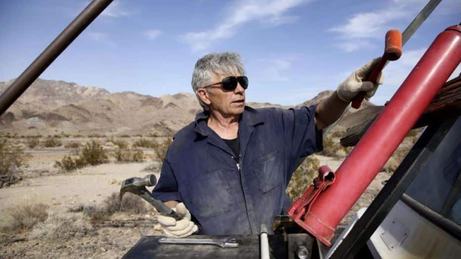 Lelaki tua ini terbunuh, roket menjunam ke bumi, geng teori bumi rata wajib insaf. Pada Disember 2019, berbekalkan keyakinan dan kemajuannya dalam roket buatan sendiri, "Mad" Mike Hughes berfantasi tentang ketika mana dia menunjukkan kepada manusia bahawa kita sebenarnya tinggal di atas Bumi yang rata. Rancangannya adalah untuk cuba terbang dengan ketinggian beberapa kilometer dalam sebuah belon, kemudiannya melancarkan roket ke garisan Karman (penghalang sejauh 100 kilometer yang memisahkan atmosfera dan ruang vakum angkasa lepas). "Untuk tempoh 3 jam, dunia berhenti," kata Mike yang membayangkan reaksi ini ketika membuat stream langsung.