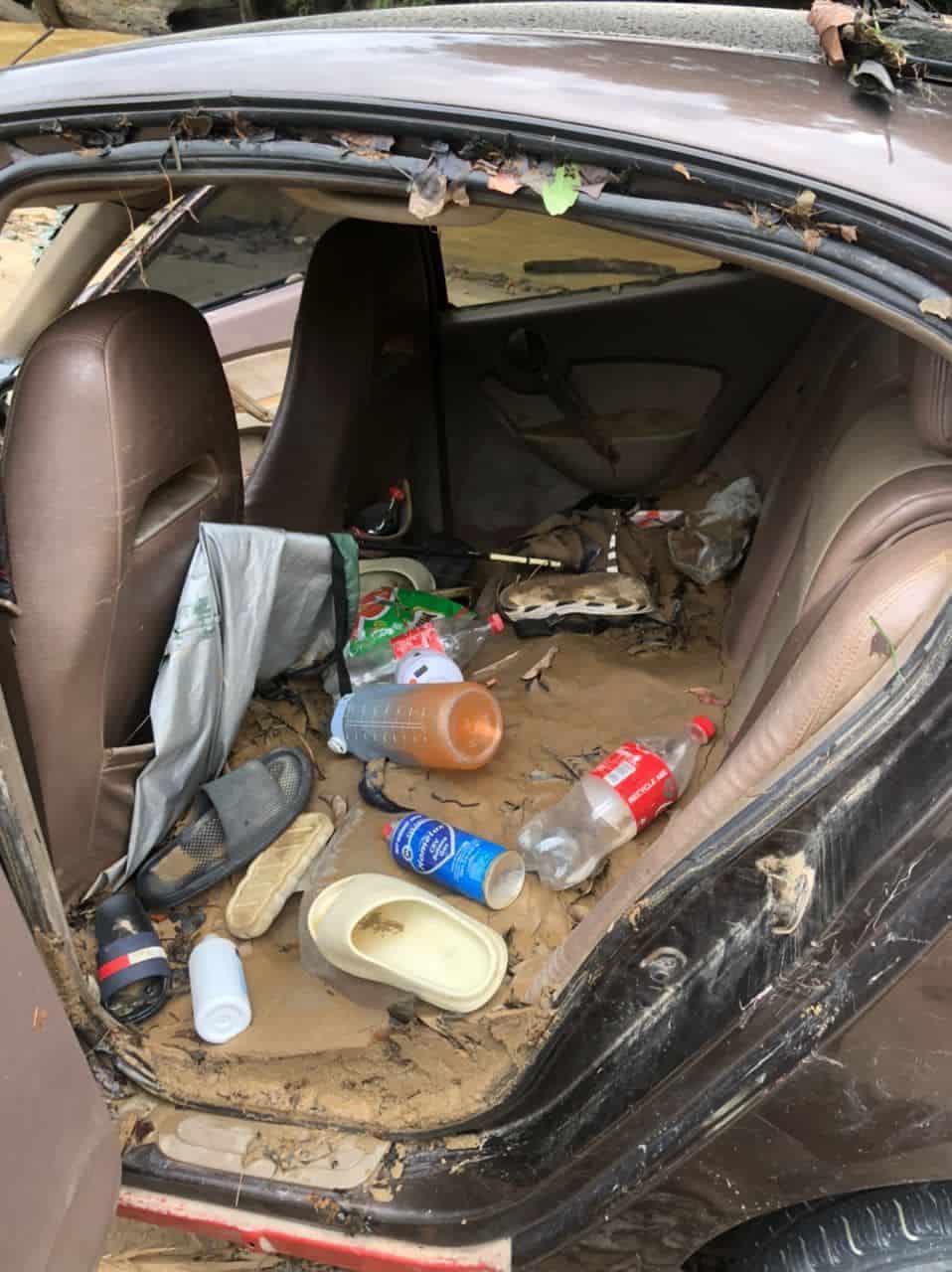 Menyayat hati, mayat wanita hanyut dedah punca 10 sekeluarga rupanya maut. 10 sekeluarga dikhuatiri lemas selepas dihanyutkan kepala air ketika berkelah di Jeram Mawar, Air Putih.