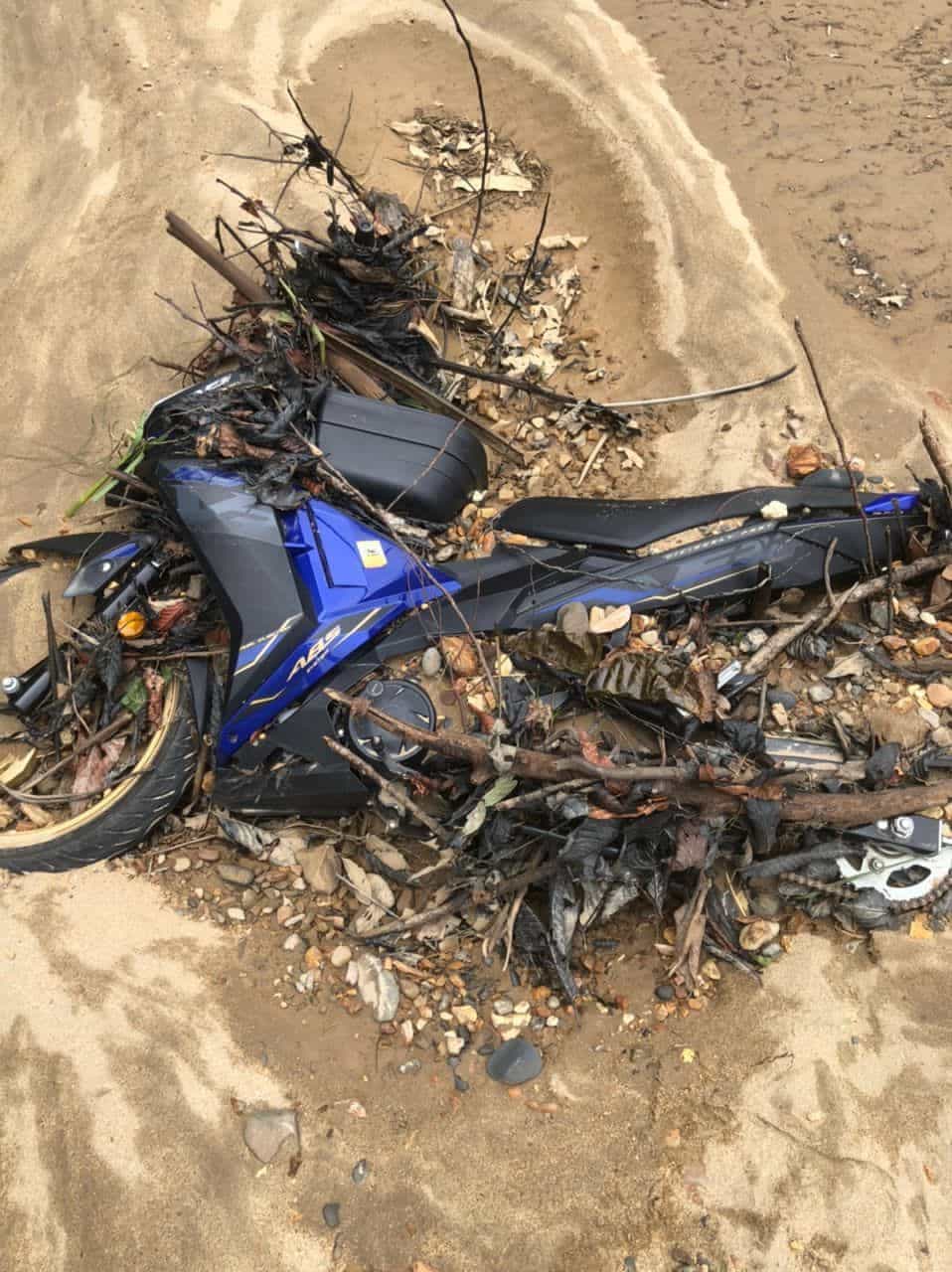 Menyayat hati, mayat wanita hanyut dedah punca 10 sekeluarga rupanya maut. 10 sekeluarga dikhuatiri lemas selepas dihanyutkan kepala air ketika berkelah di Jeram Mawar, Air Putih.