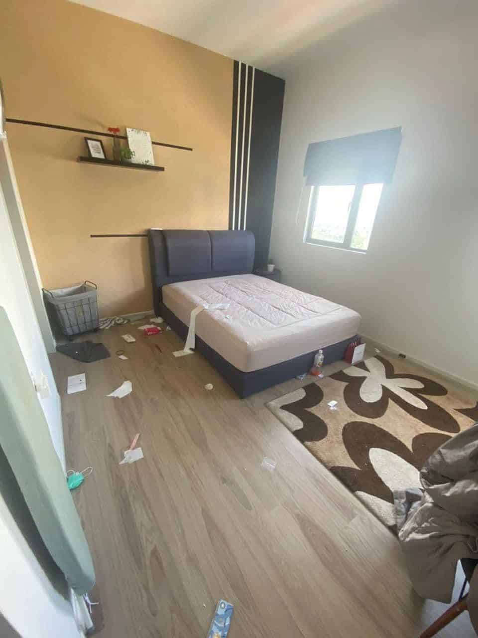 Penyewa ini buktikan benarlah orang kata cantik tak semestinya pembersih, tuala wanita pun dibuang bersepah. Perusahaan rumah inap memerlukan kesabaran kerana pemilik harus berurusan dengan penyewa daripada pelbagai latar belakang.Begitulah juga wanita ini yang dikecewakan oleh penyewanya yang pengotor dan tidak mengambil berat soal kebersihan.