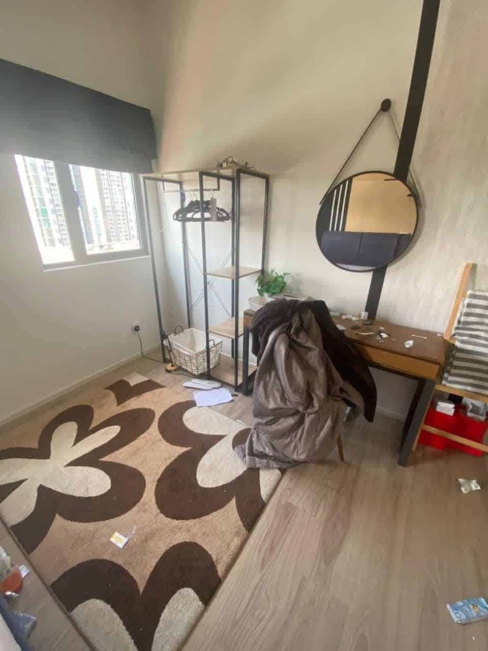 Penyewa ini buktikan benarlah orang kata cantik tak semestinya pembersih, tuala wanita pun dibuang bersepah. Perusahaan rumah inap memerlukan kesabaran kerana pemilik harus berurusan dengan penyewa daripada pelbagai latar belakang.Begitulah juga wanita ini yang dikecewakan oleh penyewanya yang pengotor dan tidak mengambil berat soal kebersihan.