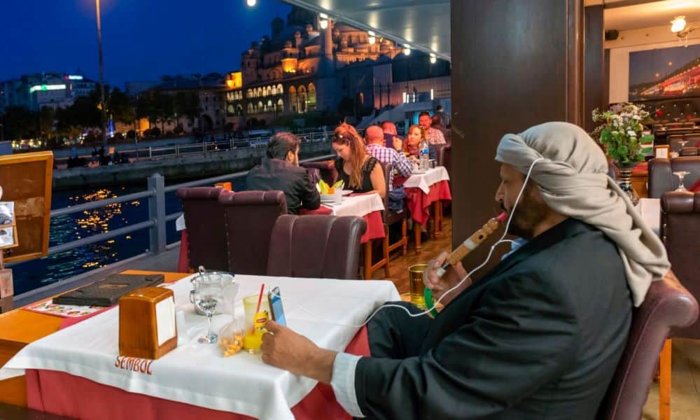 Punca shisha diharamkan buat semua bengang. Tak ada kaitan pun dengan faktor kesihatan. Pihak berkuasa Istanbul pada Rabu (5 Jul) menguatkuasakan larangan menghisap shisha di tempat-tempat awam sehingga diberitahu kelak.