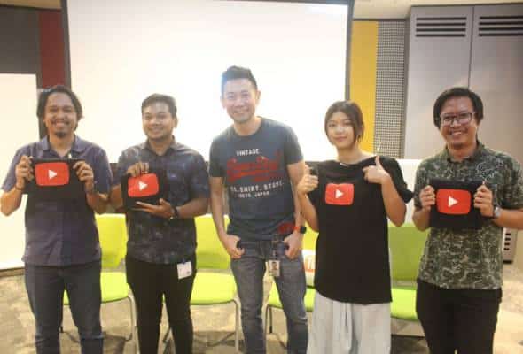 Raih ratusan ribu subscribers YouTube, dua lelaki ini kongsi tips mahu jadi 'content creator'. Anak muda yang berminat dengan bidang penciptaan kandungan dinasihatkan tidak tergesa-gesa dalam memilihnya sebagai kerjaya.Ini kerana, kerjaya sebagai pencipta kandungan (content creator) sepenuh masa tidak semudah yang disangka, sebaliknya ia menuntut komitmen yang sangat tinggi serta kebijaksanaan dalam menyampaikan isi kandungan.