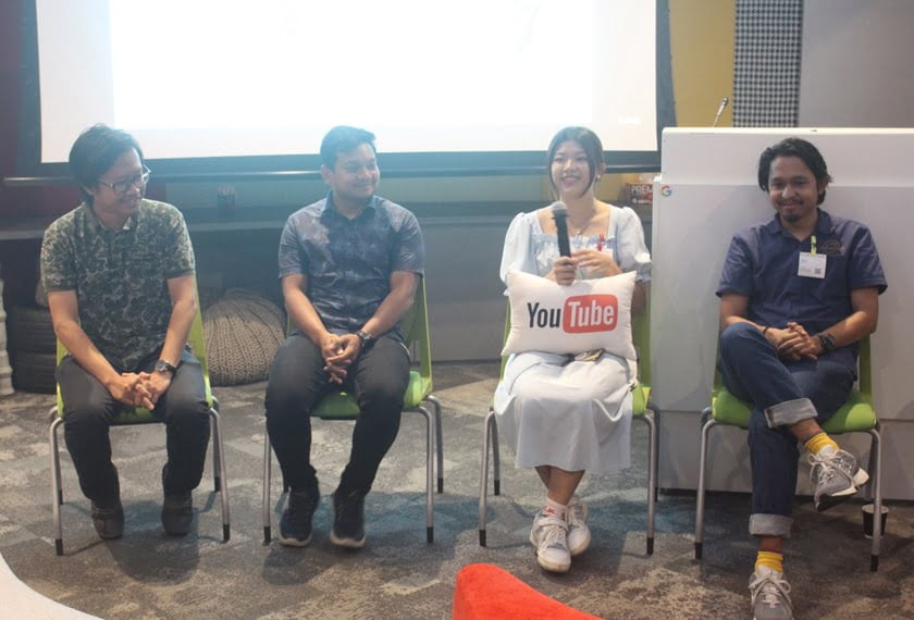 Raih ratusan ribu subscribers YouTube, dua lelaki ini kongsi tips mahu jadi 'content creator'. Anak muda yang berminat dengan bidang penciptaan kandungan dinasihatkan tidak tergesa-gesa dalam memilihnya sebagai kerjaya.Ini kerana, kerjaya sebagai pencipta kandungan (content creator) sepenuh masa tidak semudah yang disangka, sebaliknya ia menuntut komitmen yang sangat tinggi serta kebijaksanaan dalam menyampaikan isi kandungan.